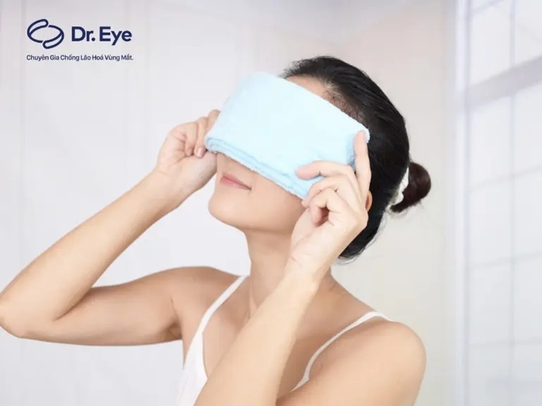 Cách làm tan bọng mắt dưới với khăn lạnh