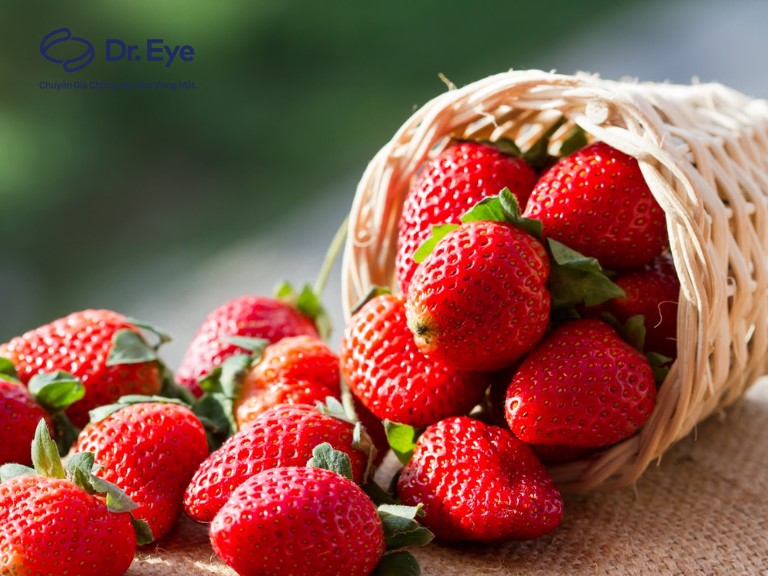Cách để hết thâm mắt bằng dâu tây