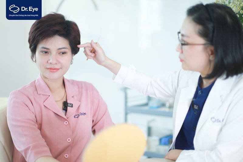 Bác sĩ Dr. Eye thăm khám trước cắt mí