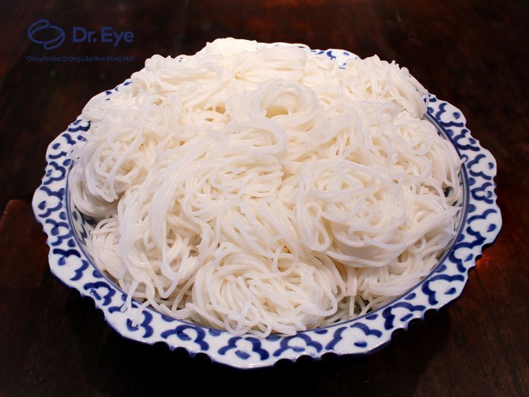 Cắt mí ăn bún được không? Lưu ý chế độ dinh dưỡng sau cắt mí