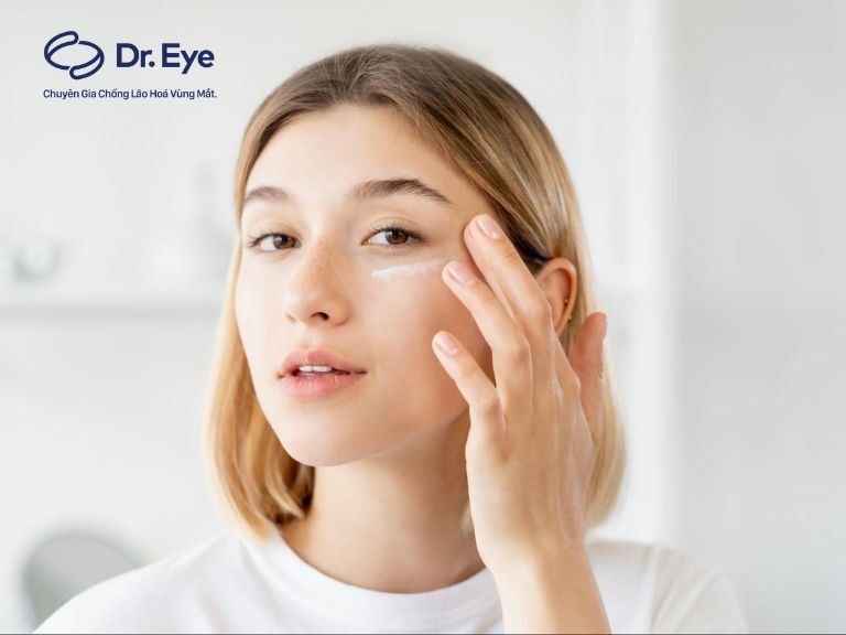 sử dụng kem để giảm bọng mắt và quầng thâm