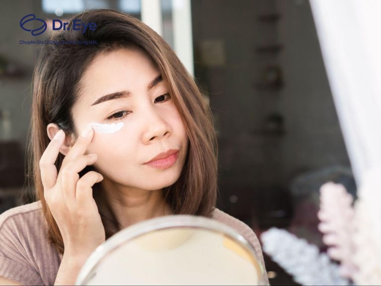 bôi kem chống nắng để giảm bọng mắt và quầng thâm