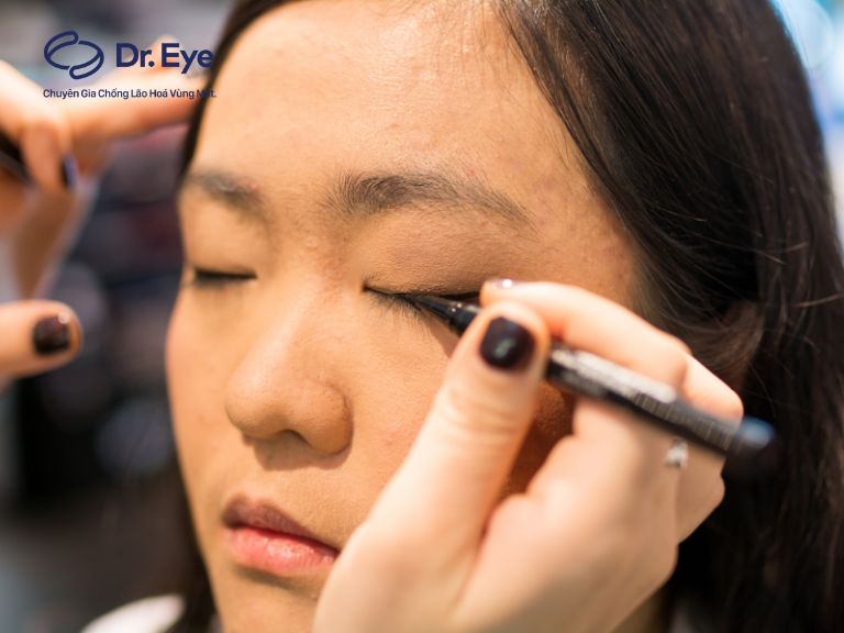Hướng dẫn cách kẻ eyeliner cho mắt 1 mí tự nhiên, thu hút
