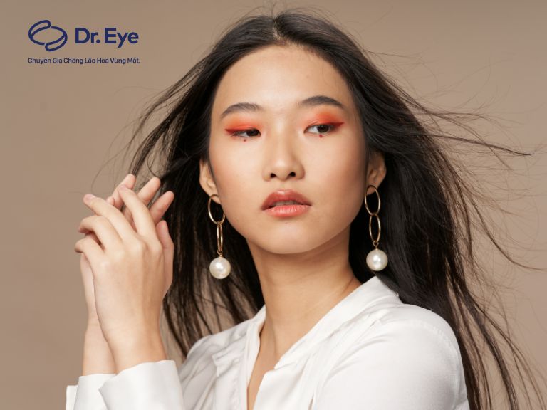 cách kẻ eyeliner cho mắt sụp mí