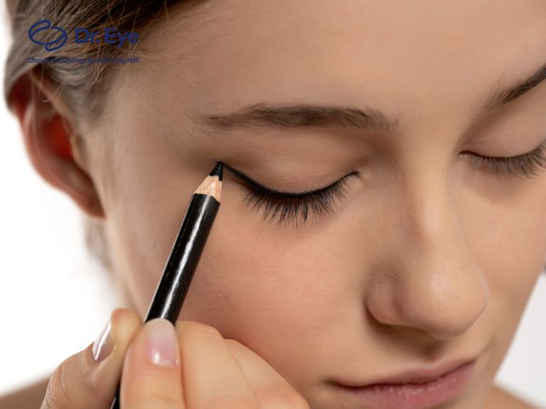 các bước kẻ eyeliner cho mắt sụp mí